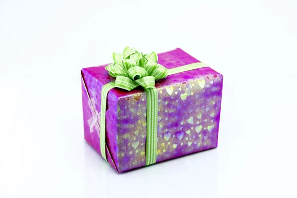 Caja de regalo rosa con lazo de cinta verde — Foto de Stock