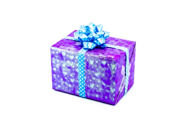 Caja de regalo púrpura con lazo de cinta azul — Foto de Stock