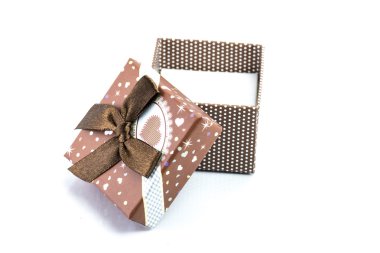 hediye kutusu beyaz arkaplanda izole edildi