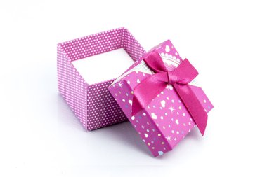 hediye kutusu beyaz arkaplanda izole edildi