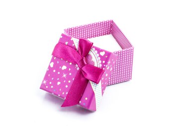 hediye kutusu beyaz arkaplanda izole edildi