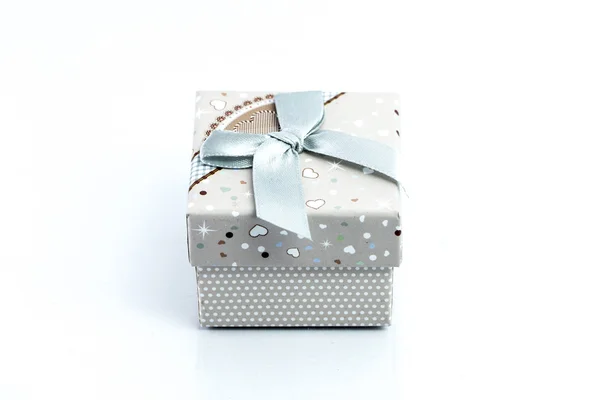Κουτί δώρου απομονωμένο σε λευκό φόντο — Φωτογραφία Αρχείου