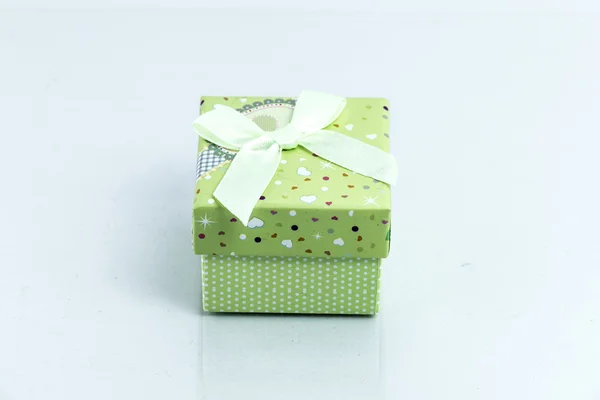 Κουτί δώρου απομονωμένο σε λευκό φόντο — Φωτογραφία Αρχείου