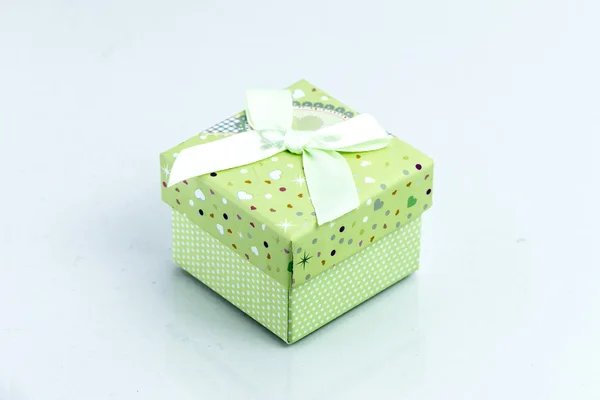 Коробка подарка изолированы на белом фоне — стоковое фото