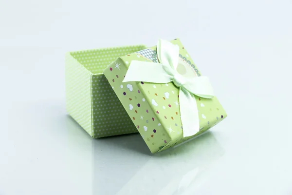 Подарункова коробка ізольована на білому тлі — стокове фото