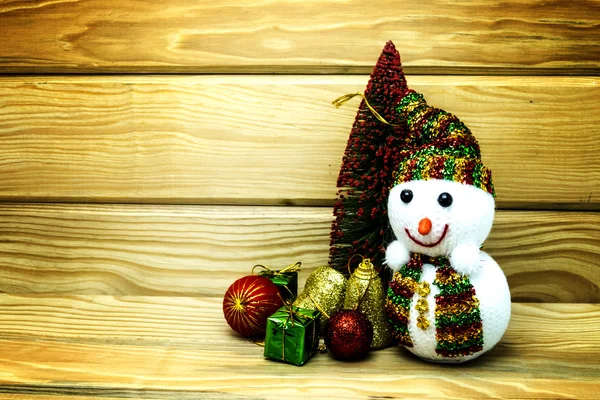 Kartu Natal dengan cemara dan dekorasi di lantai kayu — Stok Foto