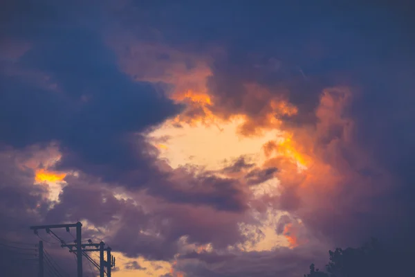 A silhueta do horizonte da cidade durante o pôr do sol — Fotografia de Stock