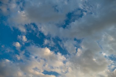 bulutlu gökyüzü mavi arka plan