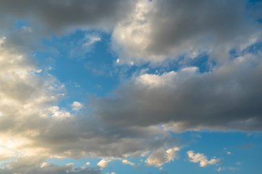 bulutlu gökyüzü mavi arka plan