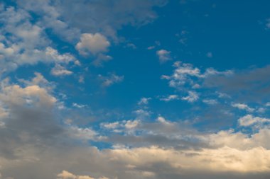 bulutlu gökyüzü mavi arka plan