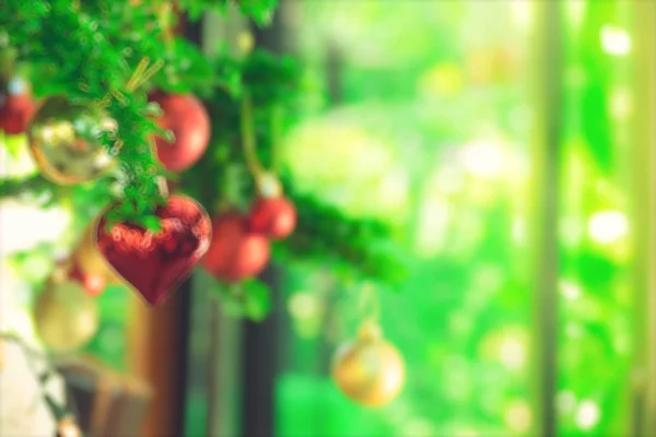 Bokeh Noel topları ve Noel ağacı — Stok fotoğraf