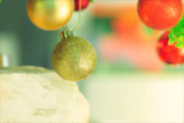ボケ クリスマス ボール、クリスマス ツリー — ストック写真