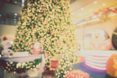 Altın Christmas arka plan ile dekore edilmiş tr de-odaklı ışıkların