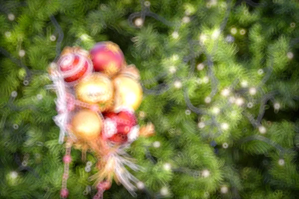 Oro sfondo di Natale di luci sfocate con tr decorato — Foto Stock