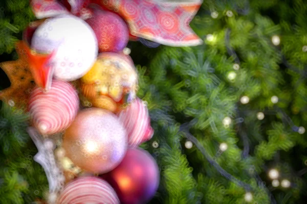 Guld jul bakgrund av de fokuserat ljus med inredda tr — Stockfoto