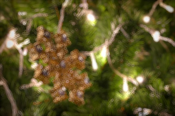 Gouden Kerstmis achtergrond-gerichte lichten met ingerichte tr — Stockfoto