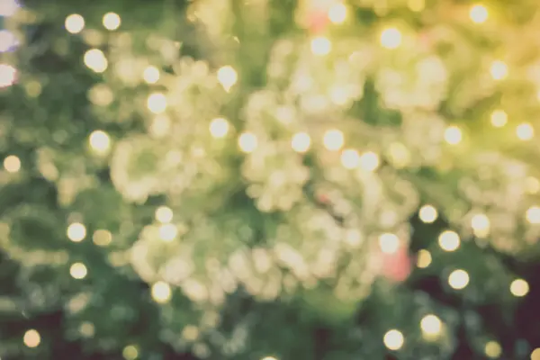 Altın Christmas arka plan ile dekore edilmiş tr de-odaklı ışıkların — Stok fotoğraf