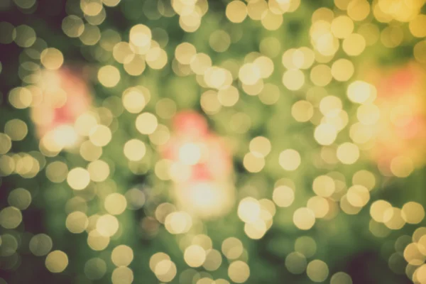 Altın Christmas arka plan ile dekore edilmiş tr de-odaklı ışıkların — Stok fotoğraf