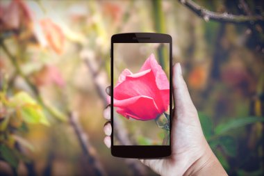 Modern cep telefonu elinde..