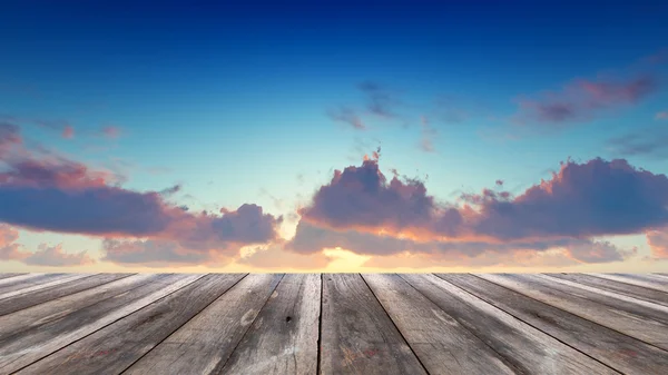 Perspectiva madeira e pôr do sol fundo — Fotografia de Stock