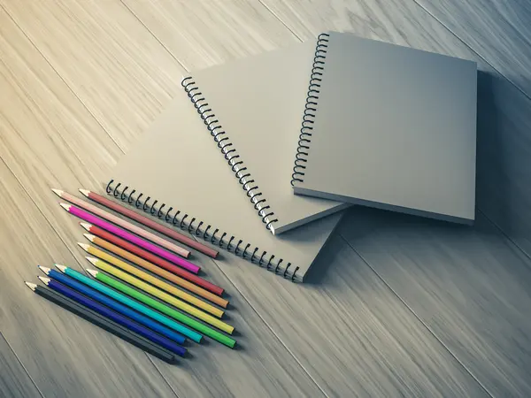 Lápiz de color en cuaderno comprobado sobre fondo de madera —  Fotos de Stock