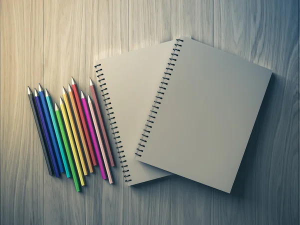 Színes ceruza, fa háttér kockás notebook — Stock Fotó