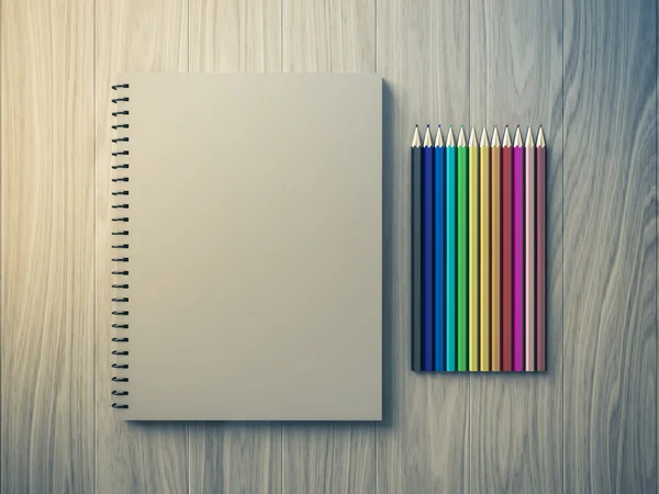 Renk kalem üstünde ahşap arka plan üzerinde kontrol defter — Stok fotoğraf