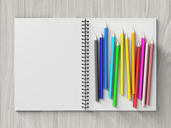 检查笔记本上木背景上的彩色铅笔 — 图库照片