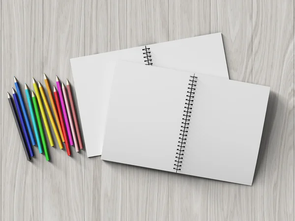 Farbują ołówek na sprawdzone notebooka na tle drewna — Zdjęcie stockowe