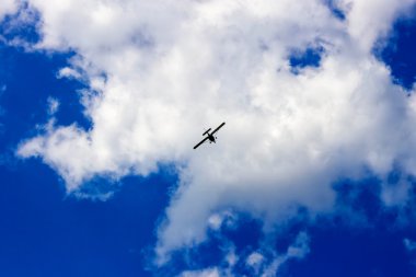 Gökyüzündeki uçak.