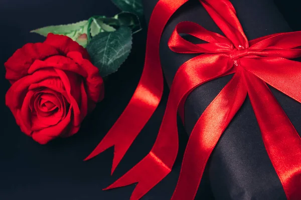 Cadeau Avec Arc Rouge Rose Sur Fond Noir — Photo