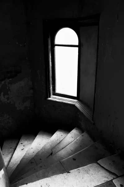 Janela de escada em preto e branco — Fotografia de Stock