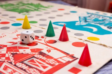 Renkli cipsler ve numaralandırılmış küp ile çocuk oyunu