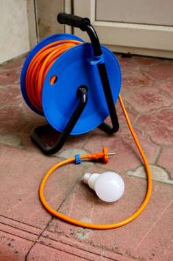 bir uzatma kablosu ve bir enerji tasarrufu ampulü