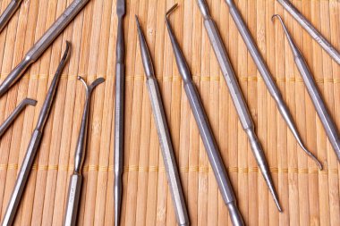 Bir sürü eski diş aleti.