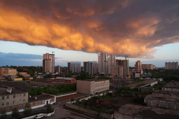 城市上空的红云 — 图库照片