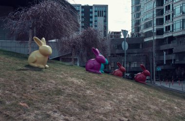 Kyiv, Pechersk, Ukrayna - 3 Nisan 2021: IQ iş merkezi yakınlarındaki çok renkli tavşan heykelleri