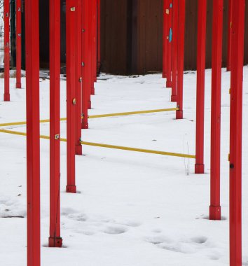 Parktaki renkli bir labirent kışın boştur. Ama hala karda ayak izleri var.