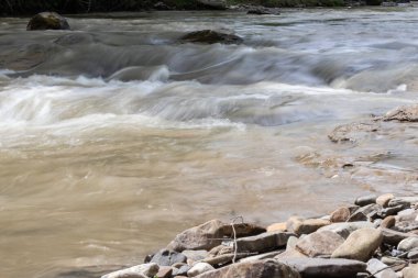 Hızlı bir dağ nehrinin akışı