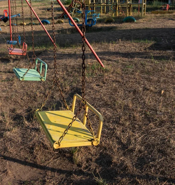 Çocuk parkında renkli salıncak