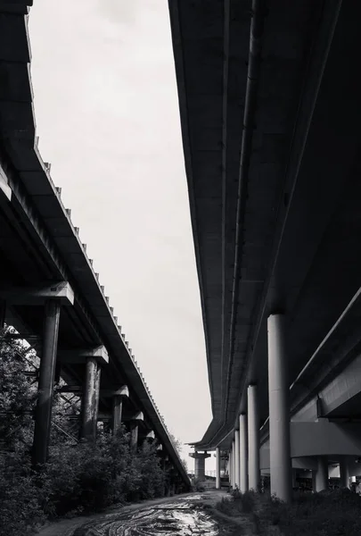 Schwarz Weißer Blick Auf Die Brücke Darunter — Stockfoto