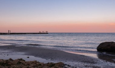 Akşam manzara denizin kenarında
