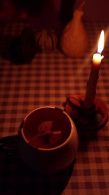 Hayalet şeklinde bir çay poşeti fincanın üzerinde farklı bir ışıkla dönüyor.