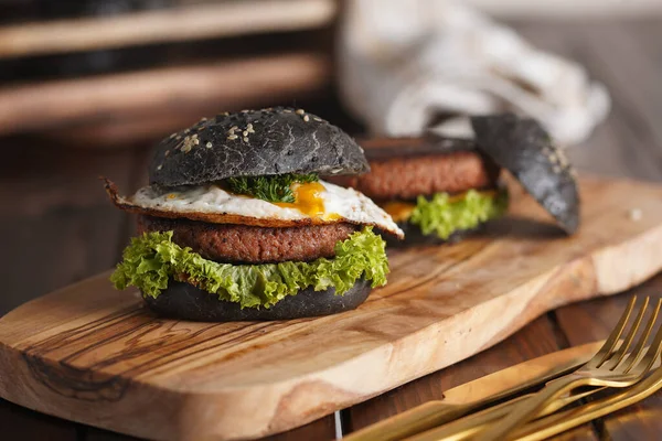 Black Bun Burger Wegańskie Patty Smażone Jajko Zielona Sałata Drewnianej — Zdjęcie stockowe