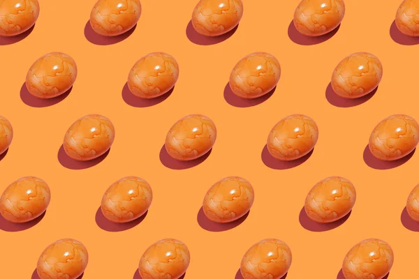 Ett Hårt Ljus Mönster Orange Färgad Påsk Ägg Orange Bakgrund — Stockfoto