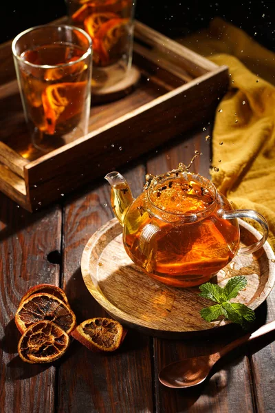 Průhledný Čajový Hrnec Naplněný Černým Čajem Pomeranči Mátou Dřevěném Povrchu — Stock fotografie