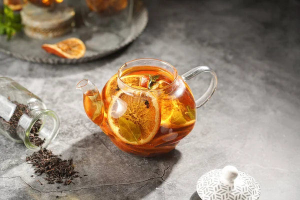 Průhledný Čajový Hrnec Naplněný Černým Čajem Pomeranči Mátovými Černými Čajovými — Stock fotografie