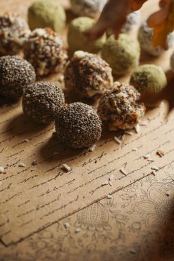 Ev yapımı vejetaryen fıstık enerjili çikolatalı trüf mantarı kibrit, chia tohumu, badem ve hindistan cevizli gevrek.