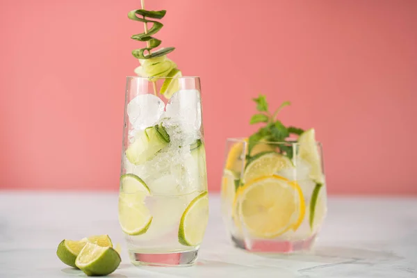 Två Olika Glas Med Drink Gurka Isbitar Mynta Och Lime — Stockfoto