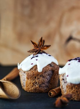 Beyaz kremalı, tarçınlı ve yıldızlı yaban mersinli kekler.
